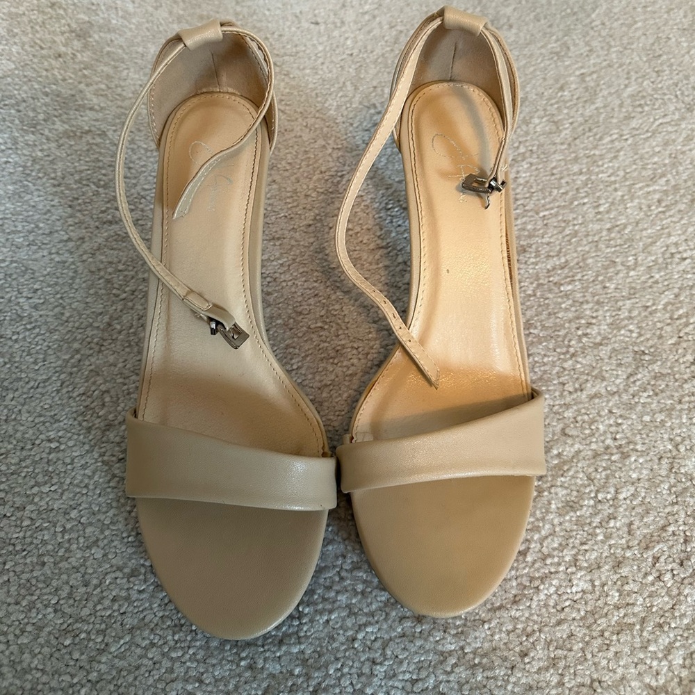 Tan high heels - Picture 2 of 3